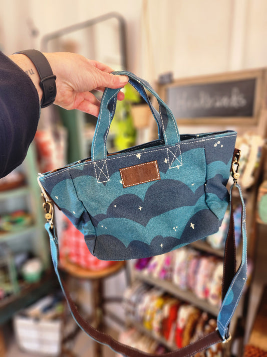 Mini Tote, Plaka
