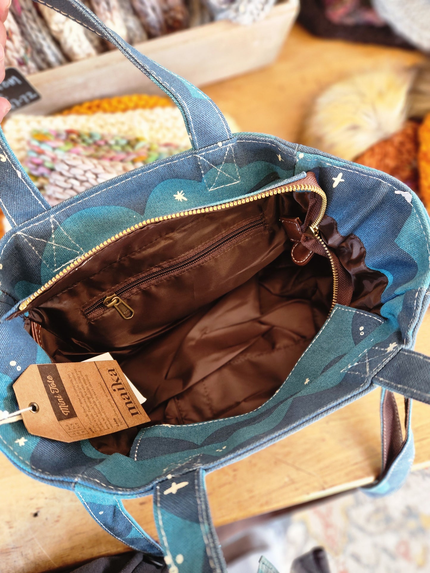 Mini Tote, Plaka