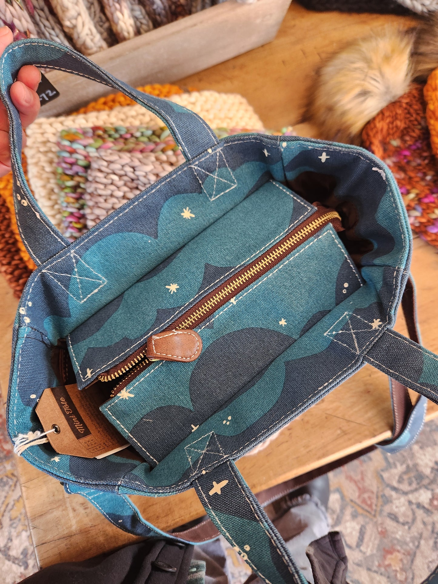 Mini Tote, Plaka